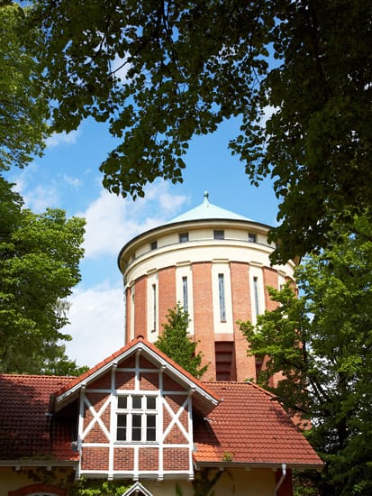 Der historische Wasserturm - ein Wahrzeichen auf dem Gelände des OxPark. Foto: Patrizia AG