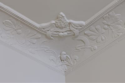 Der Traum von der Stuck-Decke: möglich im Sanierungsprojekt Kopenhagener Straße