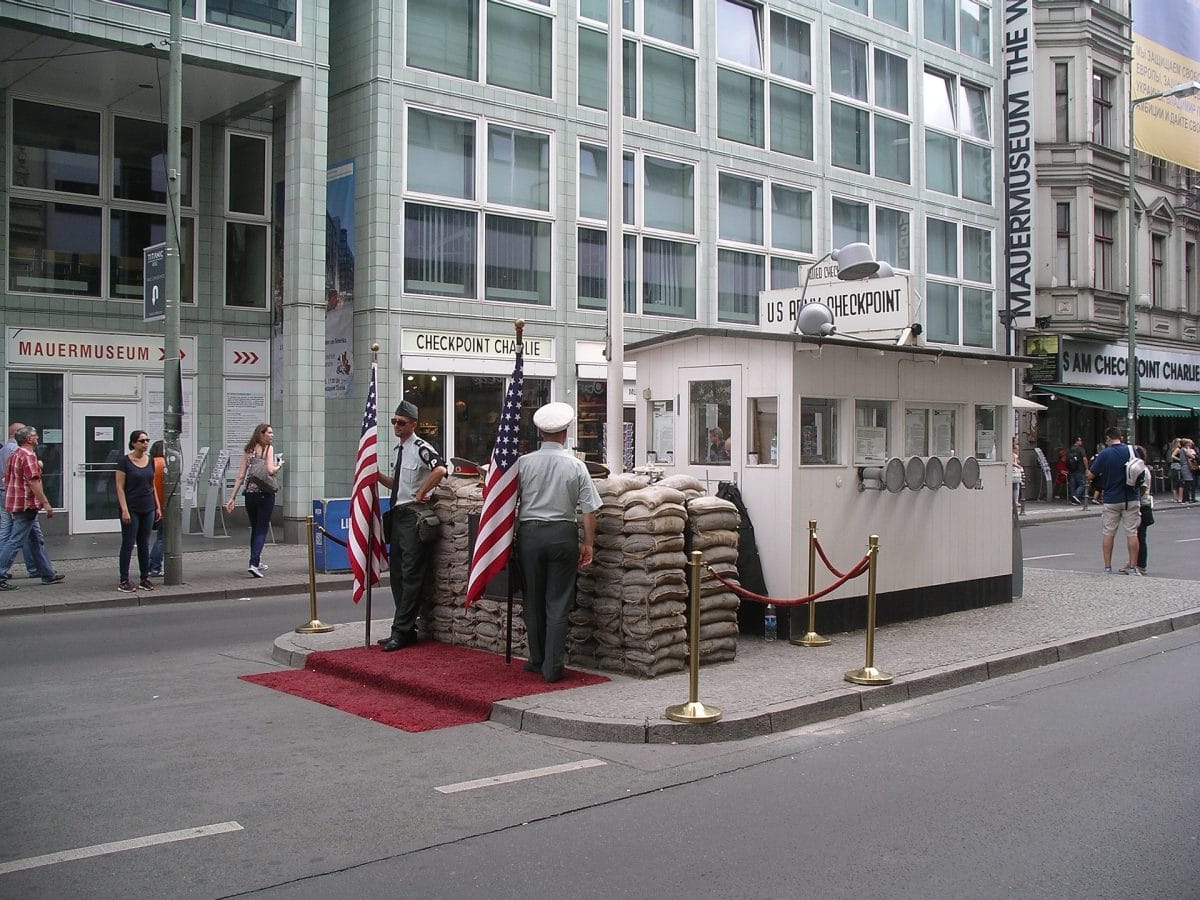 Blick auf den Checkpoint Charlie (Bild: Pixabay).