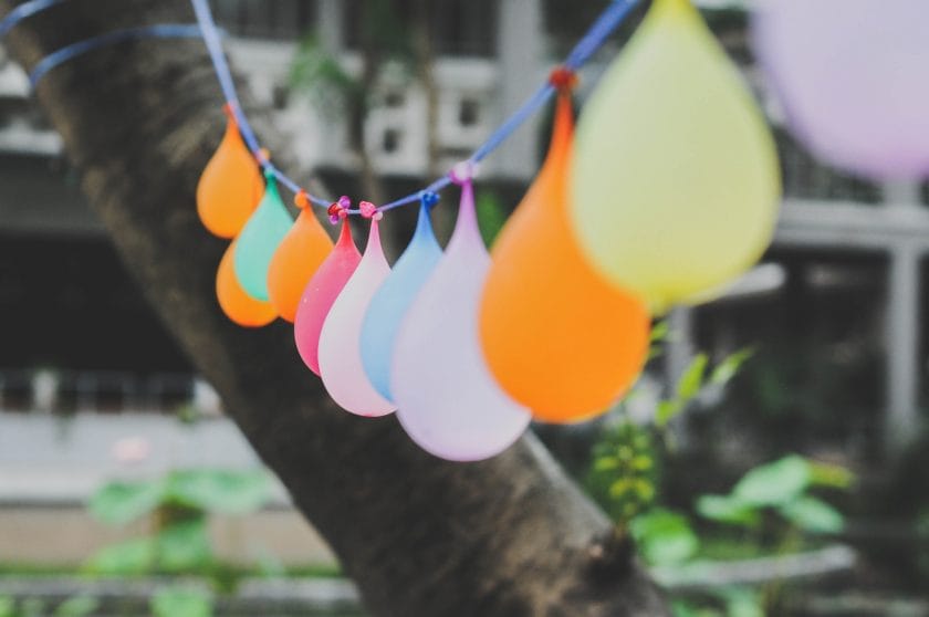 Luftballons im Garten hängen an einer Schnur. 