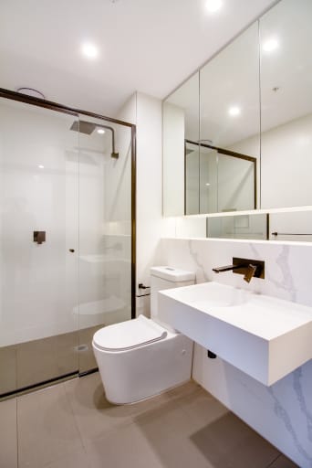 Helle Farben vergrößern kleine Bäder.