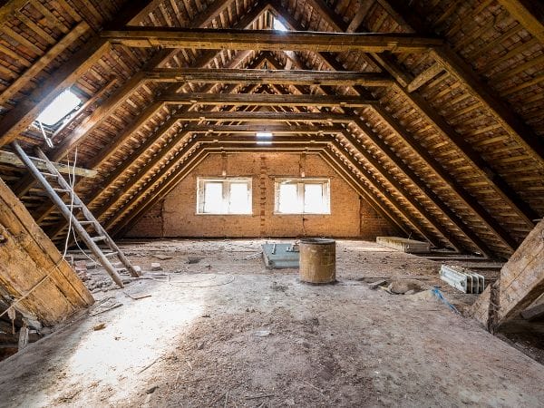 Vor dem Dachbodenausbau sollte man das Dach auf mögliche Lecks oder Feuchtigkeit überprüfen.