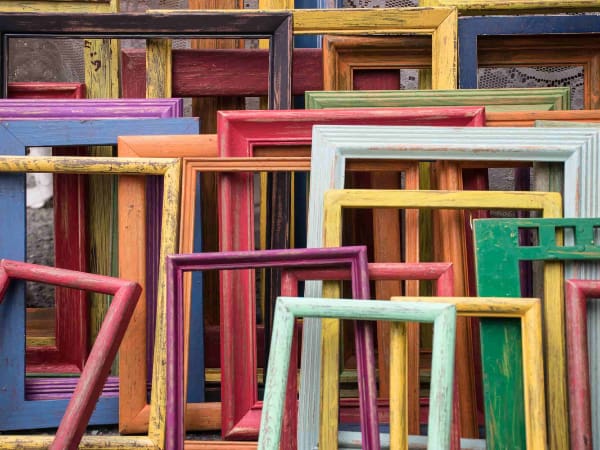 Leere Bildrahmen - die Gemälde sind bereits verkauft für mehr Eigenkapital.