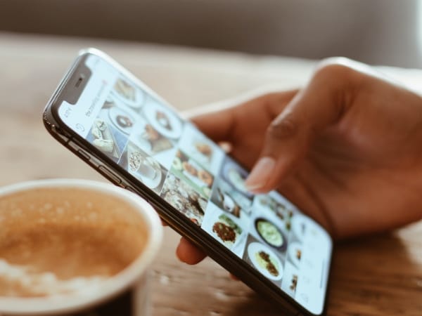 Junge Menschen setzen auch auf Soziale Medien - nicht nur beim Immobilienkauf. 
