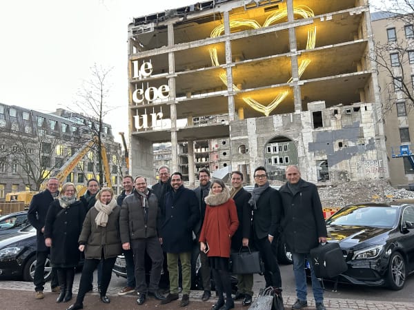 Das Le Coeur-Projektteam vor dem alten Gebäude