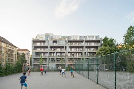 Außenansicht des Ausbauhauses in Berlin-Neukölln. Die Fassade ist geprägt durch großzügige Balkone und Giebelfenster. 