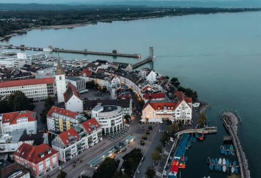 Luftaufnahme von Friedrichshafen und dem Bodensee. 