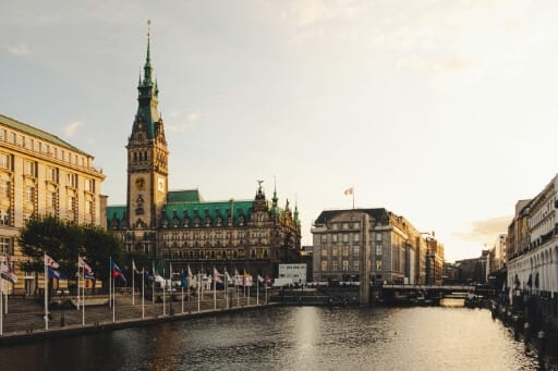 Bürgerhäuser und die Binnenalster: eine ehrwürdige Lage in der Hansestadt. 