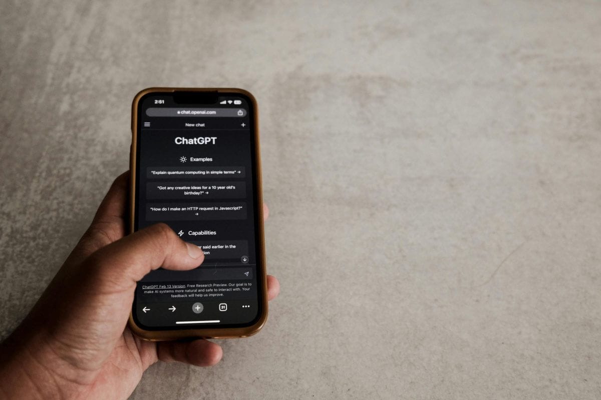 Smartphone mit geöffneter ChatGPT-App. 